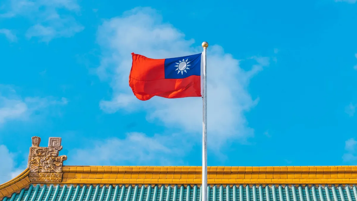 走在台灣街頭,來自不同國家的外籍居民早已成為生活中的日常。(示意圖/取自unsplash)