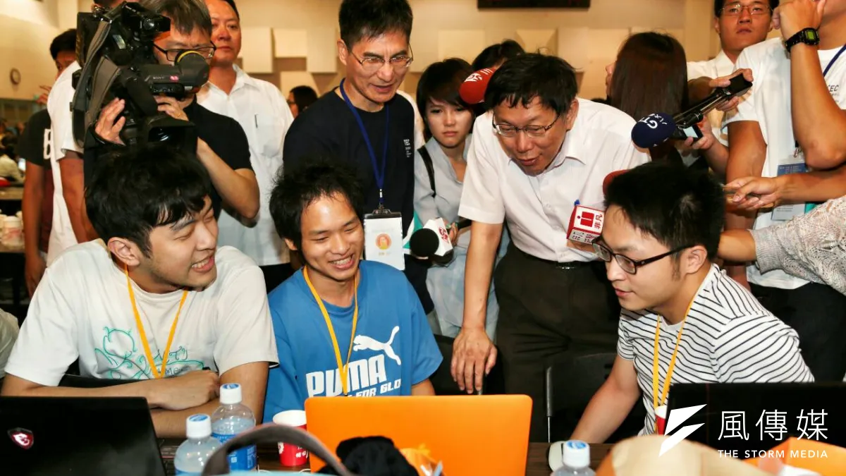 台北市長柯文哲(右二)表示,「機動警網」概念的行動派出所明年1月才會做出檢討報告。(余志偉攝)