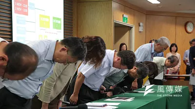 作者指出815大停電背後更大的問題,在於「專家們的集體沈默,縱容了執政當局對於能源安全的漠視」。圖為中油董事長陳金德16日針對大潭電廠供氣暫停導致815停電事件,召開記者會說明並率高階主管致歉。(資料照,顏麟宇攝)