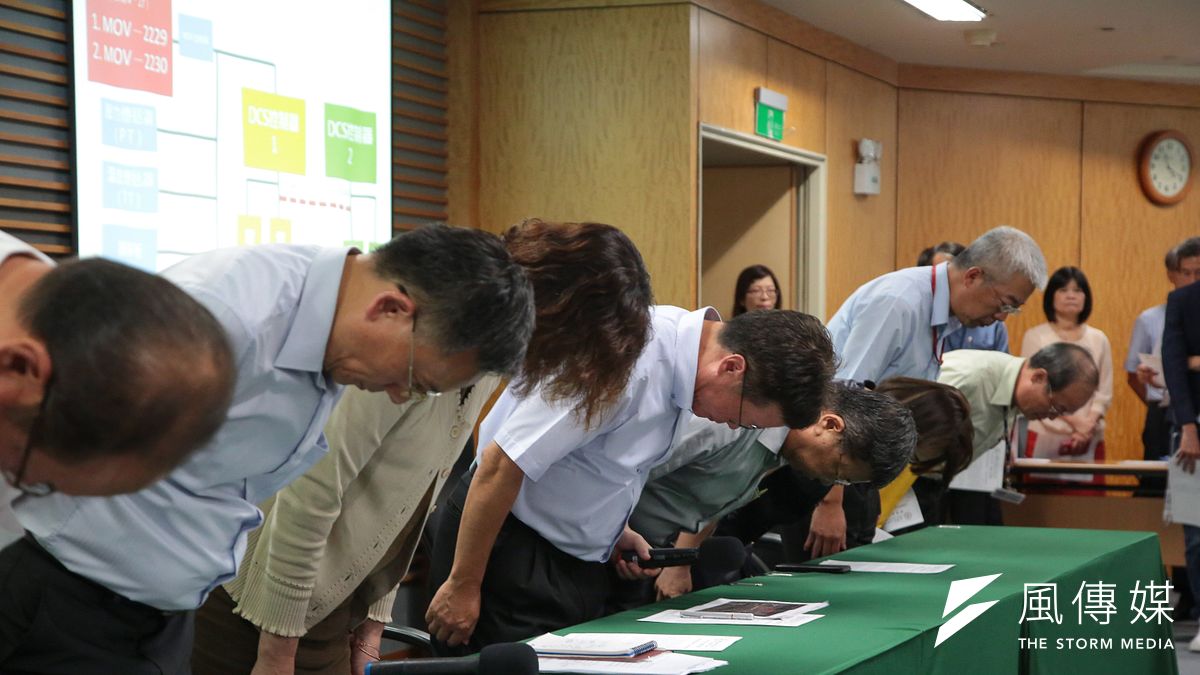 中油董事長陳金德16日針對大潭電廠供氣暫停導致停電事件,召開記者會說明,並率高階主管致歉。(顏麟宇攝) 中油董事長陳金德16日針對大潭電廠供氣暫停導致停電事件,召開記者會說明,並率高階主管致歉。(顏麟宇攝)