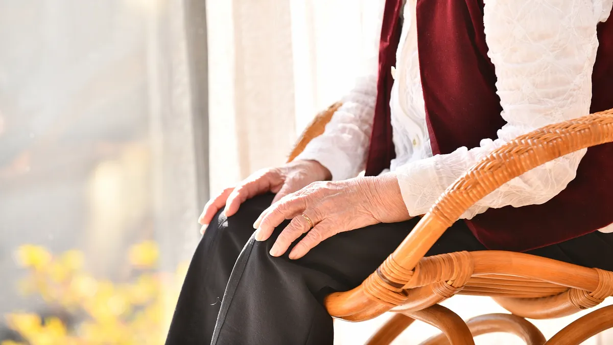 當家中長輩失能或失智,到底要不要專送去業機構?(示意圖/取自photo-ac)