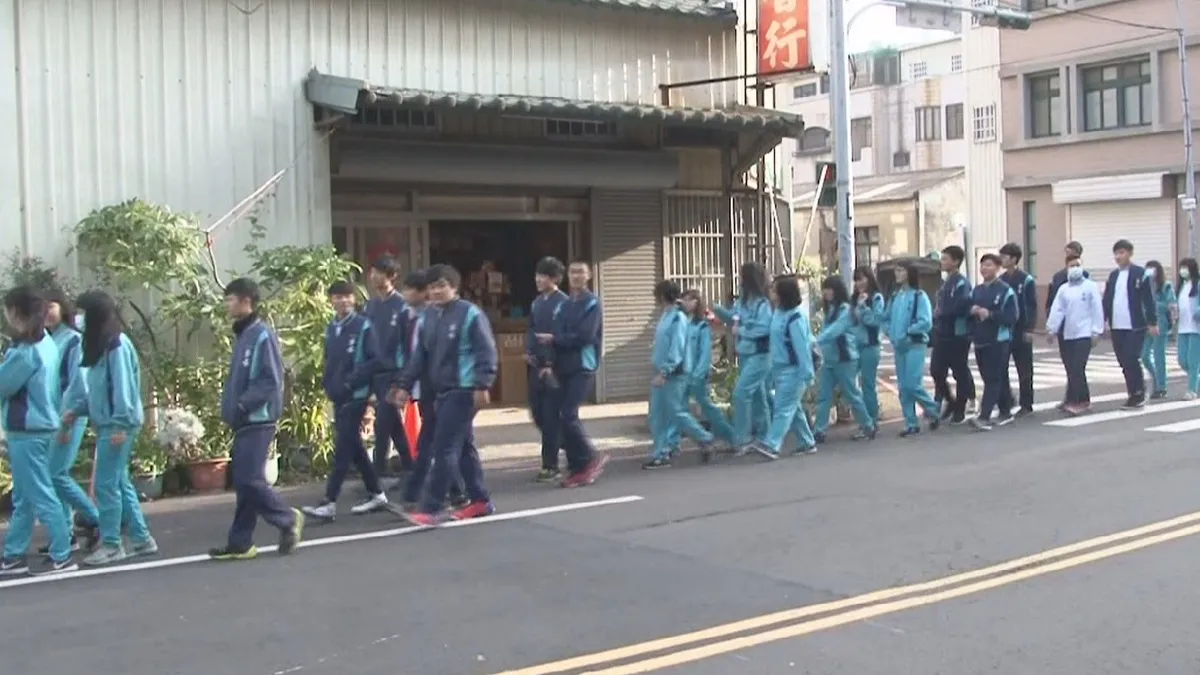 磐石高中校慶健走活動 沿途撿拾垃圾回饋地方