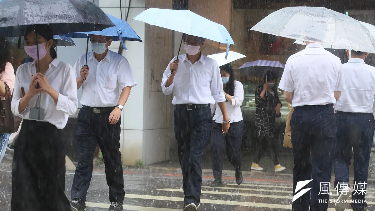 氣象專家吳德榮指出,全台晴朗穩定的天氣將持續到周二(14)日,白天「熱如夏」。與此同時,今年第4號颱風「辛樂克」正在持續增強,預計今晚 8 點正式升級為強烈颱風(示意圖/柯承惠攝)