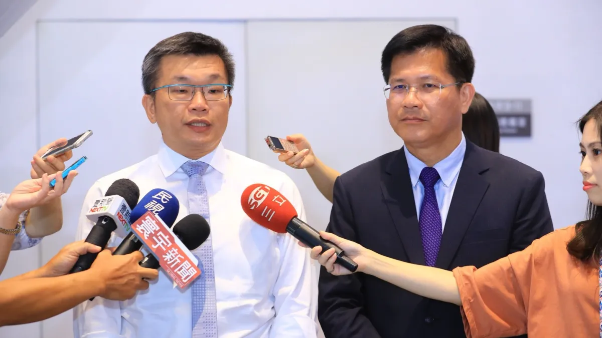 立法院副院長蔡其昌(左)說,高雄有「韓」流,台中有林佳龍(右),「再強的韓流咱不驚!」(資料照,蔡其昌辦公室提供)