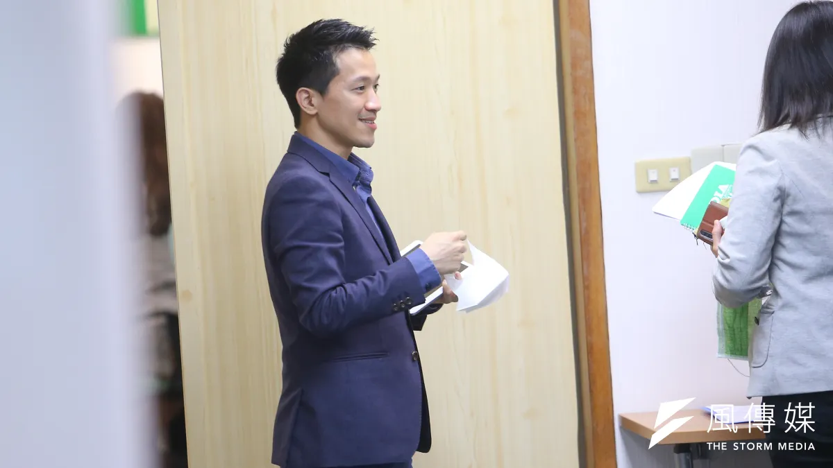 民進黨立委何志偉針對保健食品詐騙案召開記者會,直言若內政部處理不彰,部長徐國勇應下台。(資料照,顏麟宇攝)
