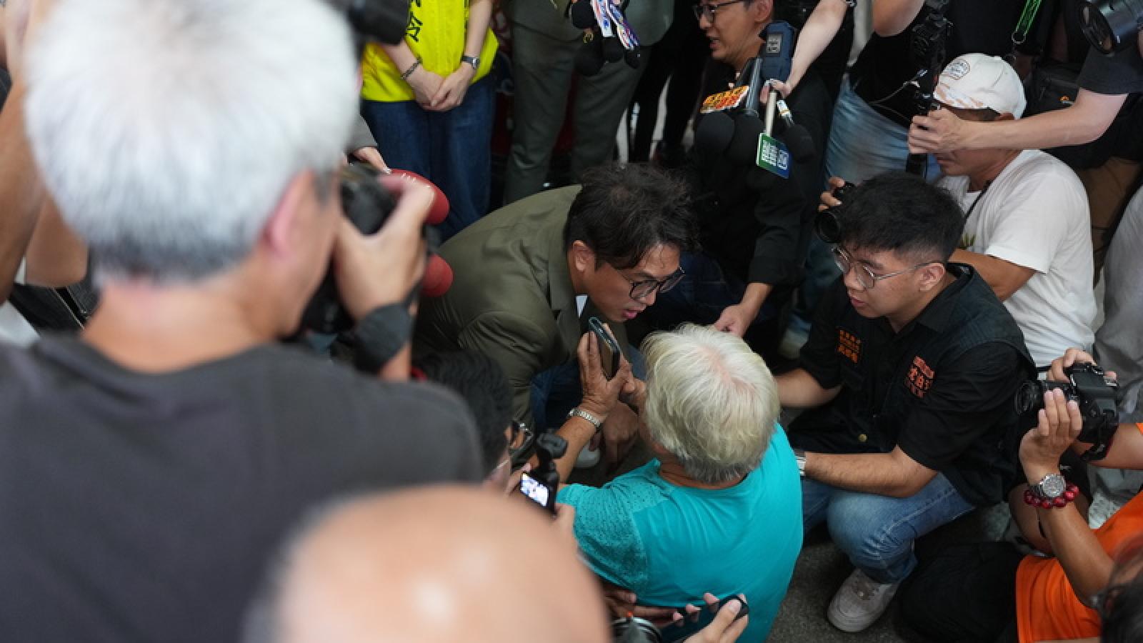 下跪求沈伯洋的社子島阿嬤是「臨演」?作家揭她真實身分:就算趴地也願意