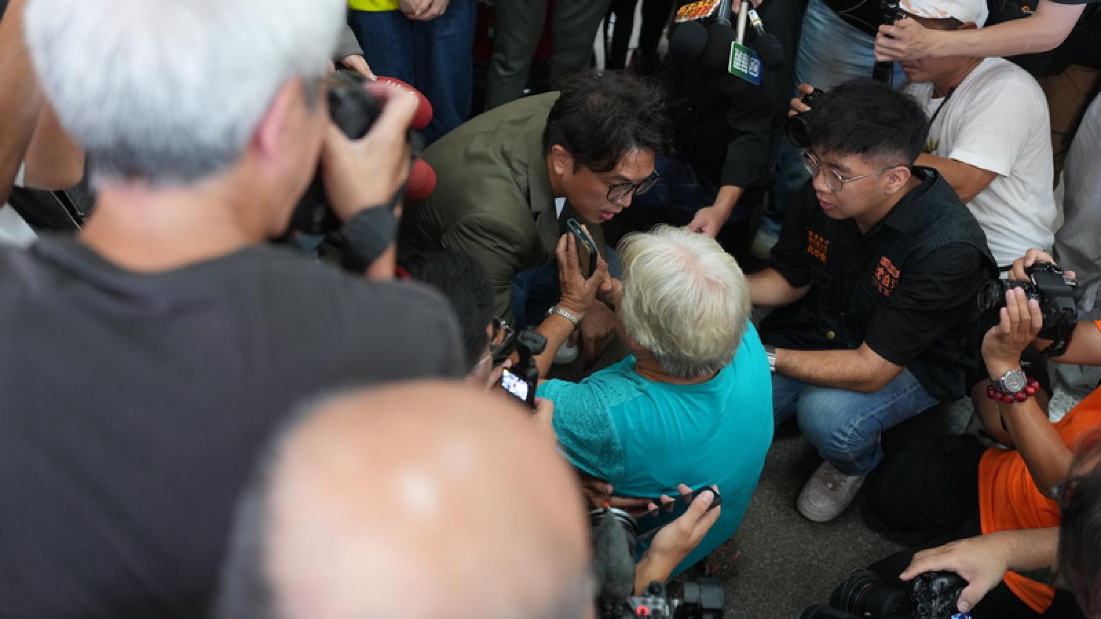 社子島自救會阿嬤下跪陳情!藍議員竟潑「薪水領很高」 沈伯洋:這真的過份了