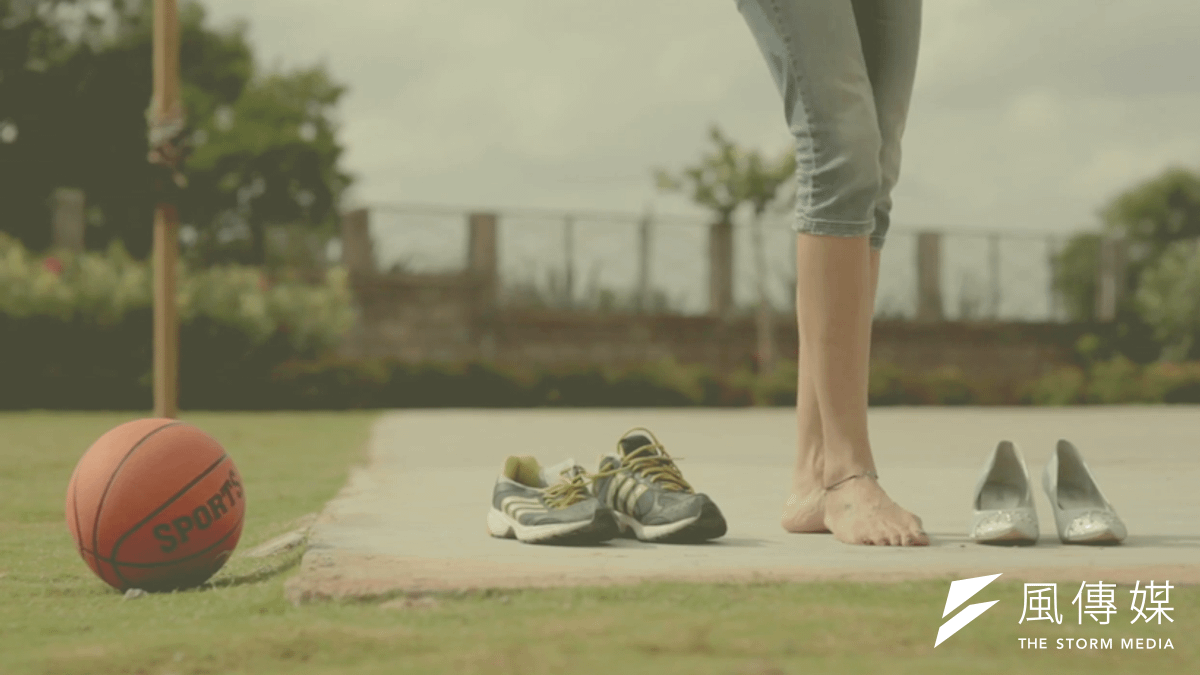 性別糾察的觀念,讓很多人自以為有權「懲罰」行為不端的人,取自《Because Rape Is Not Always about Sex》紀錄片截圖。 性別糾察的觀念,讓很多人自以為有權「懲罰」行為不端的人,取自《Because Rape Is Not Always about Sex》紀錄片截圖。