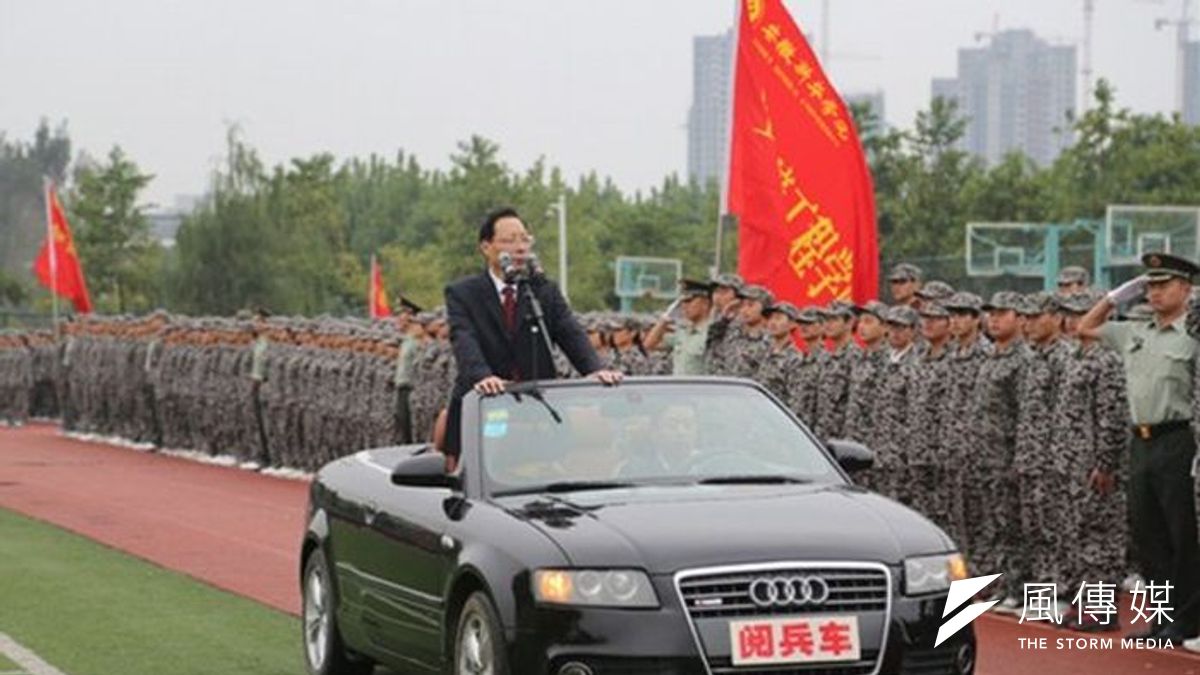 中國安徽新華學院院長石秀和在校園中「閱兵」,引發爭議。(取自東方網) 中國安徽新華學院院長石秀和在校園中「閱兵」,引發爭議。(取自東方網)