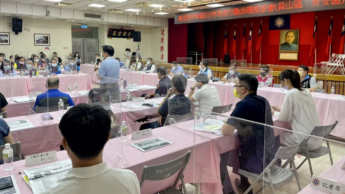 市長侯友宜今(8)日率市府團隊前往中和辦理2場行動治理座談。(圖/新北市民政局提供)