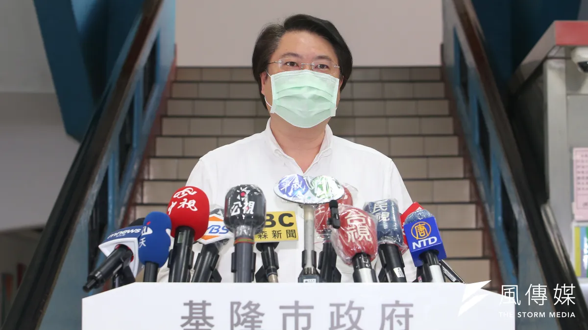 基隆市長林右昌28日宣布最新政策,針對基隆市立公私立國中小學生,自5月3日起實施「實體與遠距融合上課」。(資料照,顏麟宇攝)