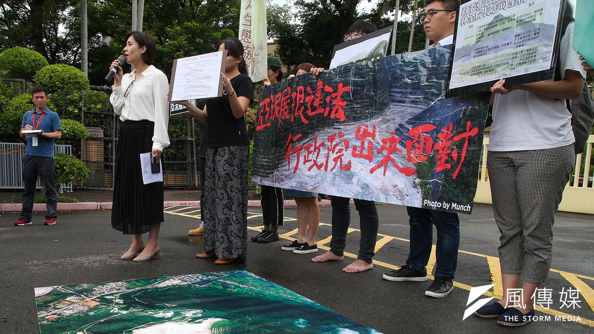地球公民基金會抗議亞泥礦權展延。(陳明仁攝) 地球公民基金會抗議亞泥礦權展延。(陳明仁攝)