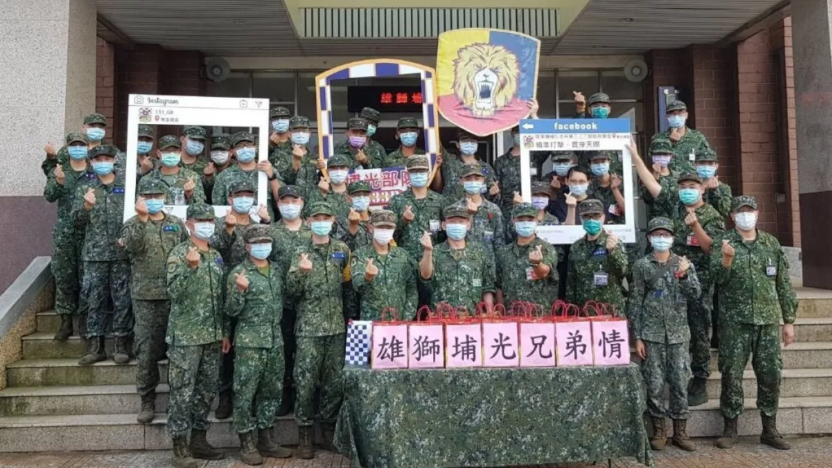 陸軍司令部日前發起「跨區增援、情義相挺」活動,友軍單位機步333旅致贈萬巒豬腳為機步269旅打氣。(取自中華民國陸軍臉書)