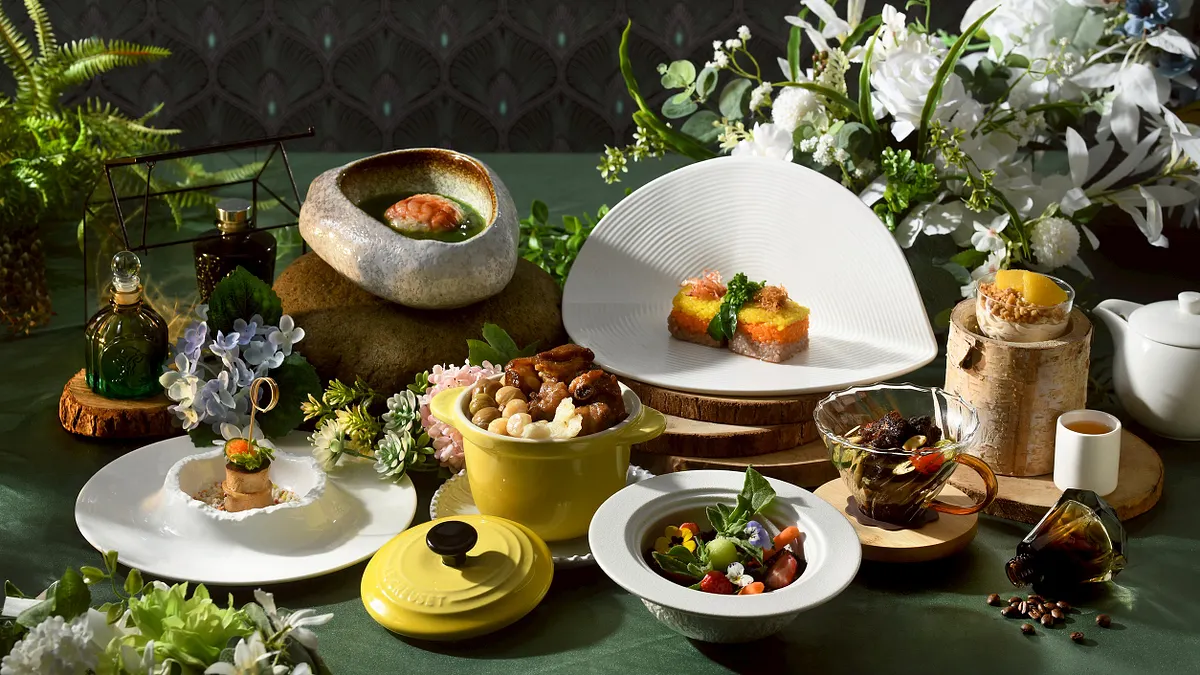 青青食尚花園以花草、石材與自然光構築用餐氛圍,串聯季節料理,展現秋冬專屬的花園美學。(圖/青青食尚提供) 青青食尚花園以花草、石材與自然光構築用餐氛圍,串聯季節料理,展現秋冬專屬的花園美學。(圖/青青食尚提供)