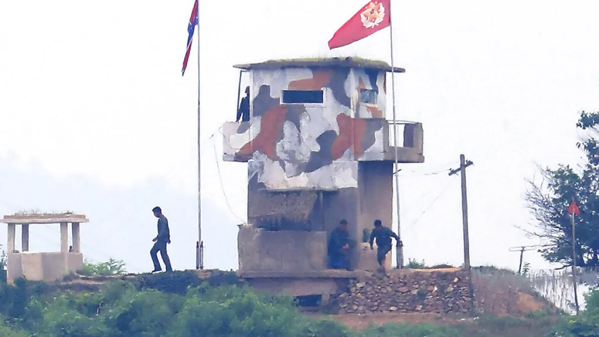 2020年6月18日,一處接近南韓邊境的北韓哨所有不少軍人正在活動。(美聯社)
