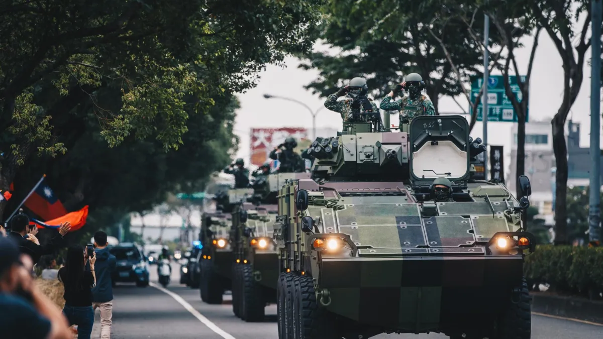 國軍戰備周持續進行,圖為陸軍裝甲586旅所屬的30機砲戰車機動返部。(取自中華民國陸軍臉書)