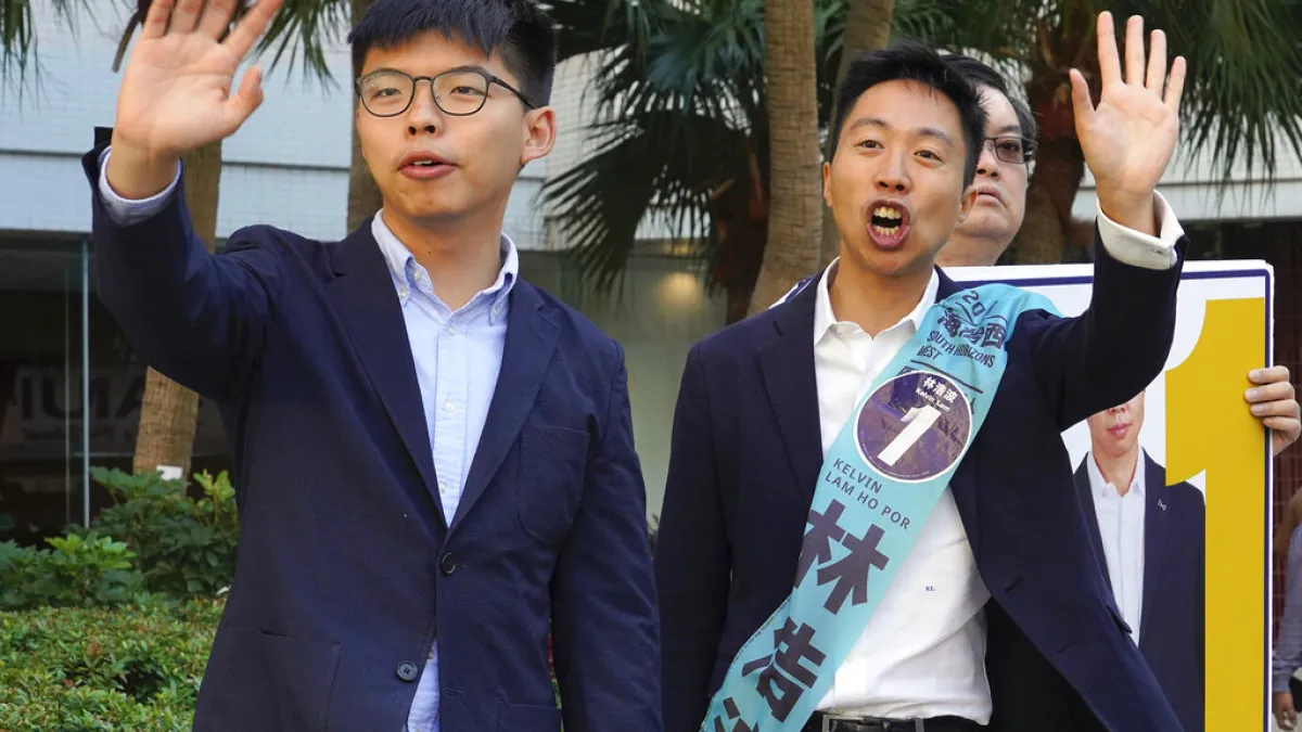 香港新一屆區議會選舉24日登場,這是「反送中」運動爆發後的首場主要選舉。黃之鋒為民主派候選人林浩波助選。(AP)