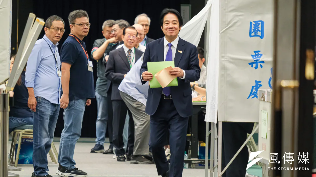 民進黨19日於台北國際會議中心舉行全國黨員代表大會,選出下一屆黨中央權力核心,總統賴清德(右一)也進行投票。(劉偉宏攝)