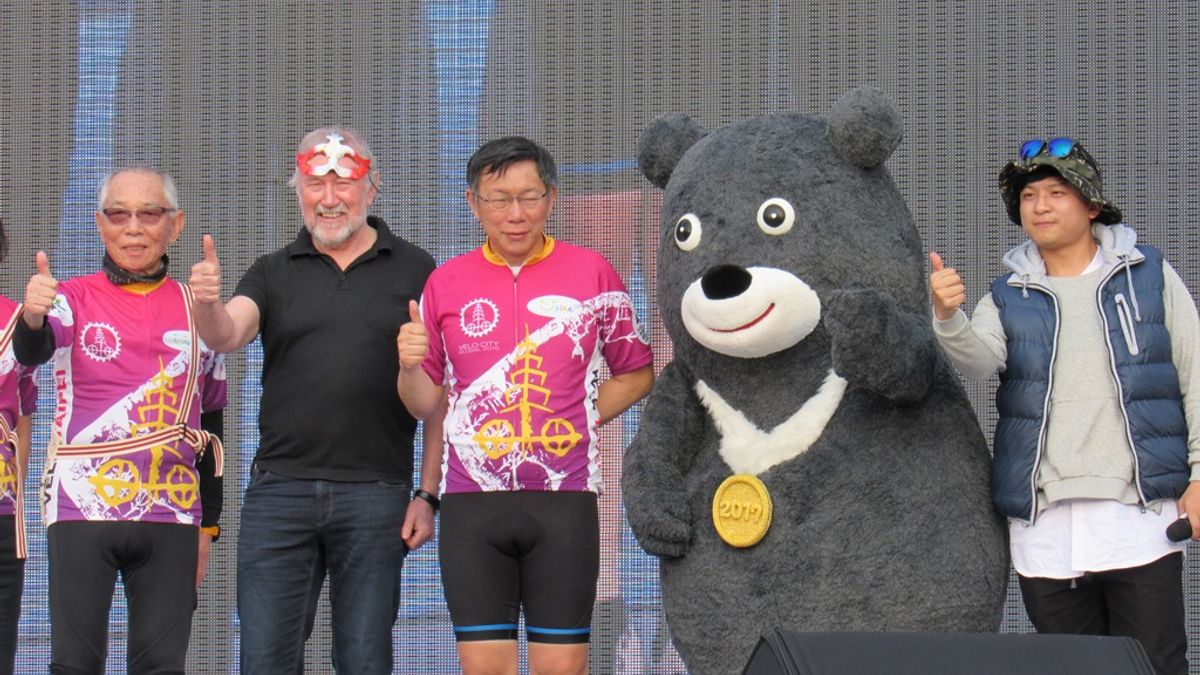 無黨籍議員童仲彥手持台灣國國旗詢問台北市長柯文哲「可否這樣出席?」柯口誤回答可以。(台北市政府提供) 無黨籍議員童仲彥手持台灣國國旗詢問台北市長柯文哲「可否這樣出席?」柯口誤回答可以。(台北市政府提供)