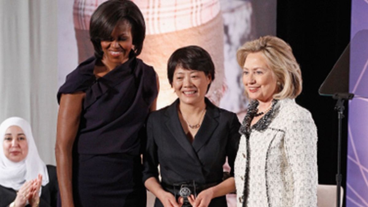 希拉芯主持頒獎儀式。(新浪網) 希拉芯主持頒獎儀式。(新浪網)