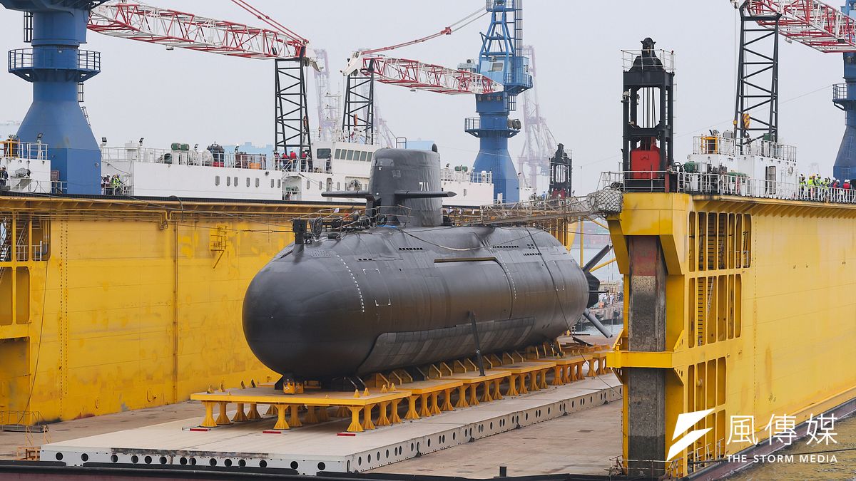 國造潛艦「海鯤號」在2月27日真正泡到海裡,並拖往台船乾塢進行後續的測試。(資料照,顏麟宇攝) 國造潛艦「海鯤號」在2月27日真正泡到海裡,並拖往台船乾塢進行後續的測試。(資料照,顏麟宇攝)