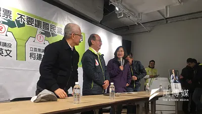 民進黨總統候選人蔡英文15日下午再到新竹市,替民進黨立院黨團總召集人柯建銘加持。蔡英文呼籲選民不要浪費選票,要集中選票,讓柯能以光榮、勝利之姿回到立院。(顏振凱攝)
