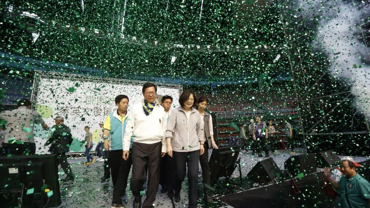 民進黨總統參選人蔡英文與桃園市長鄭文燦30日出席桃園百工百業社團後援會成立大會(民進黨)