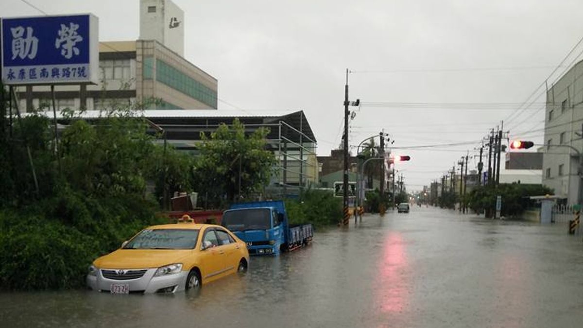 台南仁德區31日上午淹水狀況嚴重,多輛汽車泡在水中。(取自台南諸事會社) 台南仁德區31日上午淹水狀況嚴重,多輛汽車泡在水中。(取自台南諸事會社)
