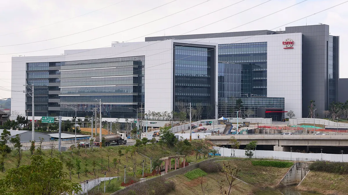 台股21日在美股四大指數周四晚間重挫的影響下,台積電大跌4.81%,失守1400元大關。(顏麟宇攝) 台股21日在美股四大指數周四晚間重挫的影響下,台積電大跌4.81%,失守1400元大關。(顏麟宇攝)