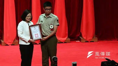國防部31日上午舉行軍人節表揚活動,圖為總統蔡英文頒獎給日前奮勇阻擋持武士刀闖府暴徒的總統府憲兵周書鋐。(蘇仲泓攝)