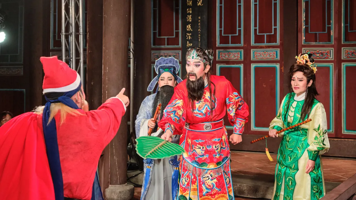 「耶誕夜宴」邀請當代傳奇劇場與民權歌劇團攜手演出《八仙過耶誕》,充滿幽默與歡笑的浪漫喜劇。(圖/新北市文化局)