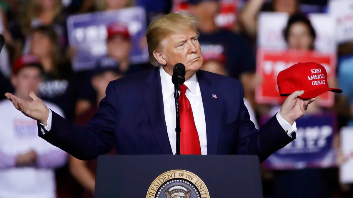 川普15日在新罕布夏州參加造勢大會。(美聯社)