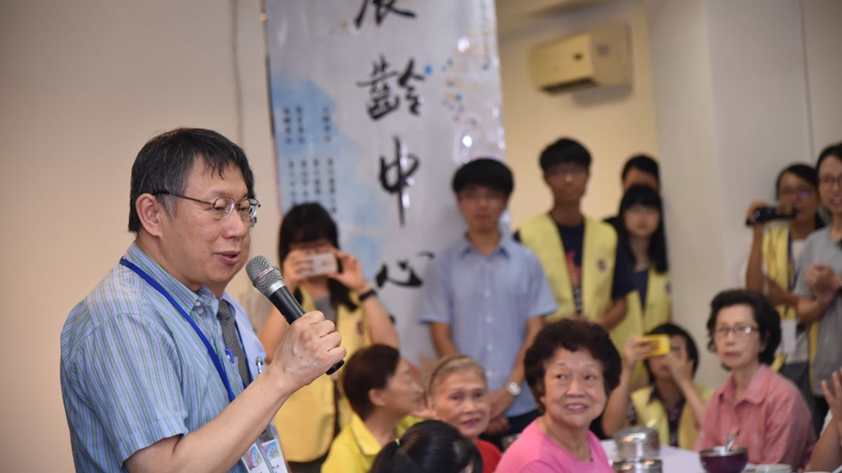 柯文哲走訪北醫大展齡中心,視察老人照護網。(台北市政府提供) 柯文哲走訪北醫大展齡中心,視察老人照護網。(台北市政府提供)