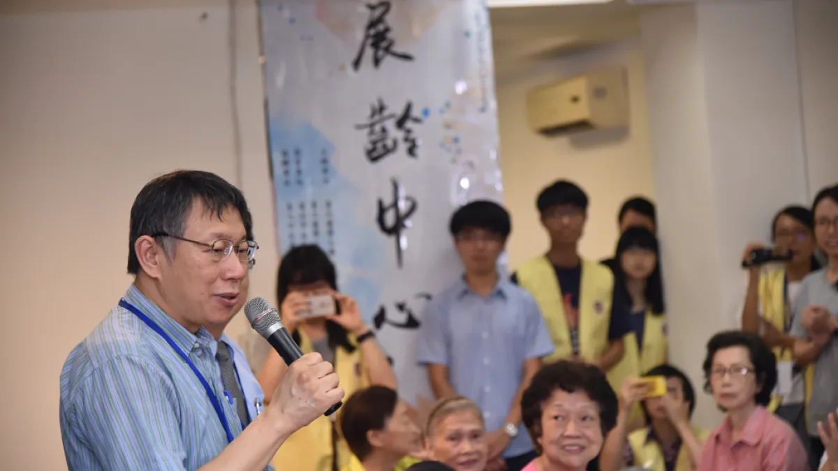 柯文哲走訪北醫大展齡中心,視察老人照護網。(台北市政府提供)