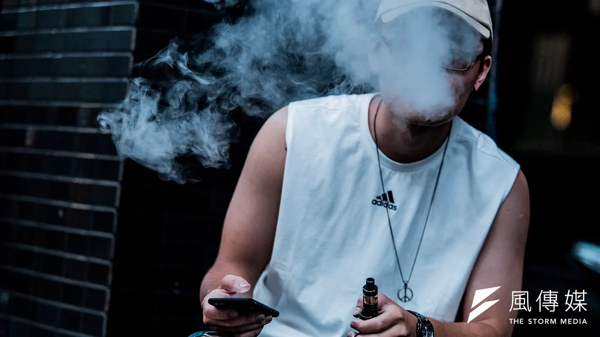 20190507-吸菸專題示意圖配圖,許多人年輕人顧忌到吸菸的負面影響,進而轉而使用電子菸。(簡必丞攝)【吸菸有害健康】
