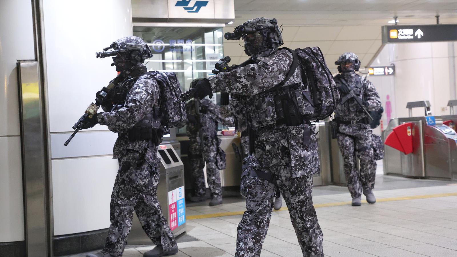漢光演習》緊守共軍攻台北潛在路線!憲兵颱風夜搭捷運增援 城市迷彩正式亮相