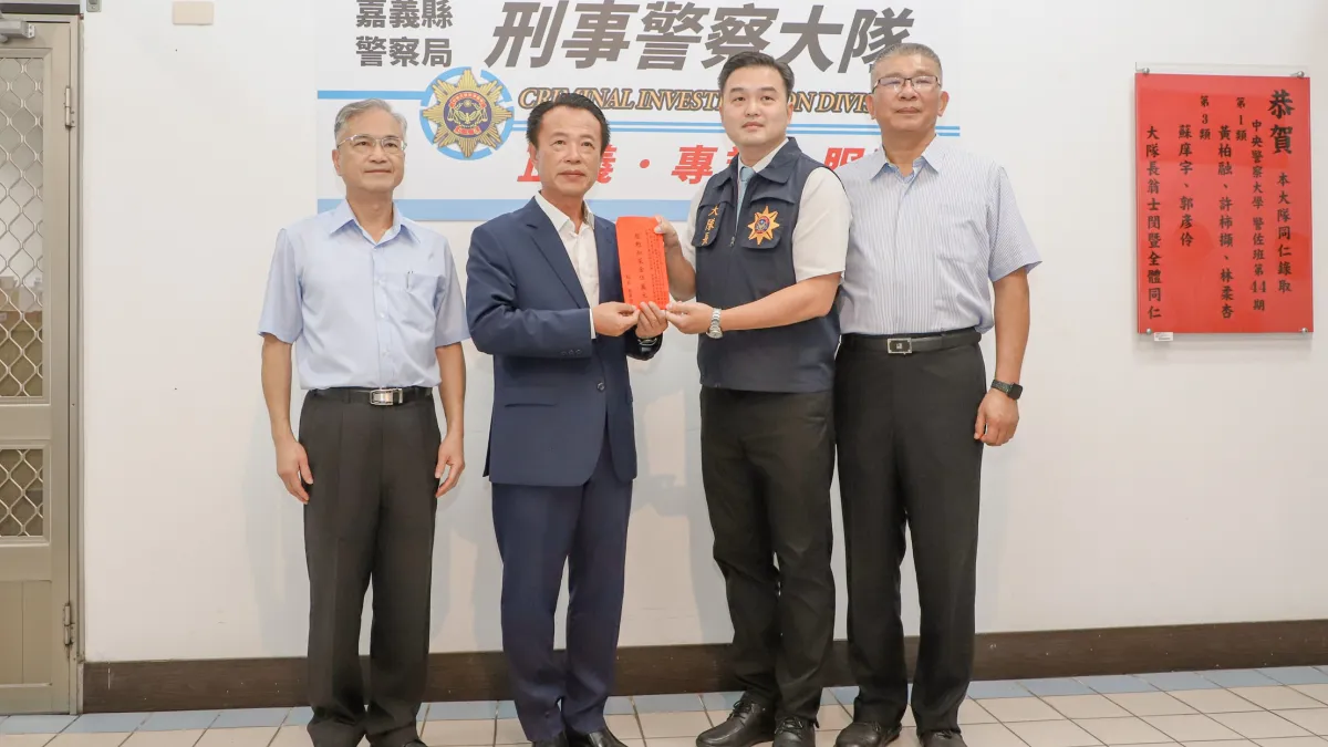 嘉義縣警察局破獲布袋振寮宮槍擊案,縣長翁章梁前往頒發加菜金。(圖/嘉義縣警察局提供)