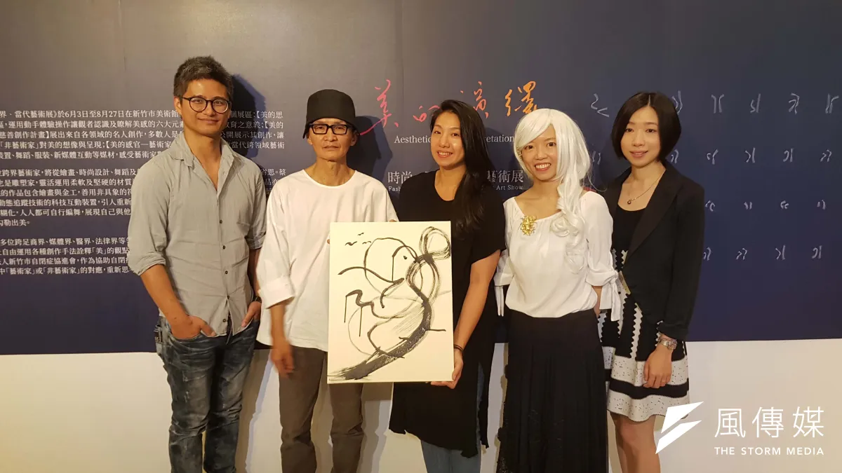 「美的演繹」及「美的聯想」兩檔時尚藝術展,即起在新竹市美術館展出。(圖/方詠騰攝)