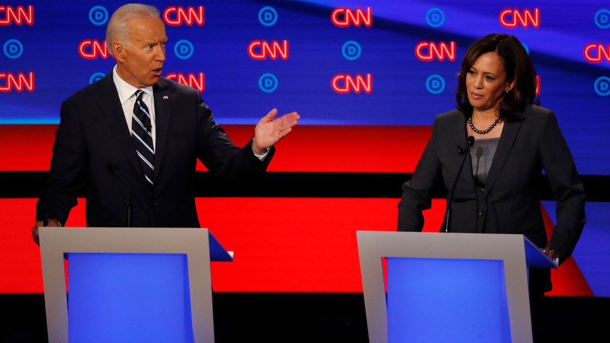 對美國社會來說,希望拜登選賀錦麗只是出於選情需要,而不是真的要繼續身分政治路線,否則美國社會在左右之間的震盪搖擺會帶來更大的不穩定,導致政策的不連續性。(資料照,美聯社) 對美國社會來說,希望拜登選賀錦麗只是出於選情需要,而不是真的要繼續身分政治路線,否則美國社會在左右之間的震盪搖擺會帶來更大的不穩定,導致政策的不連續性。(資料照,美聯社)