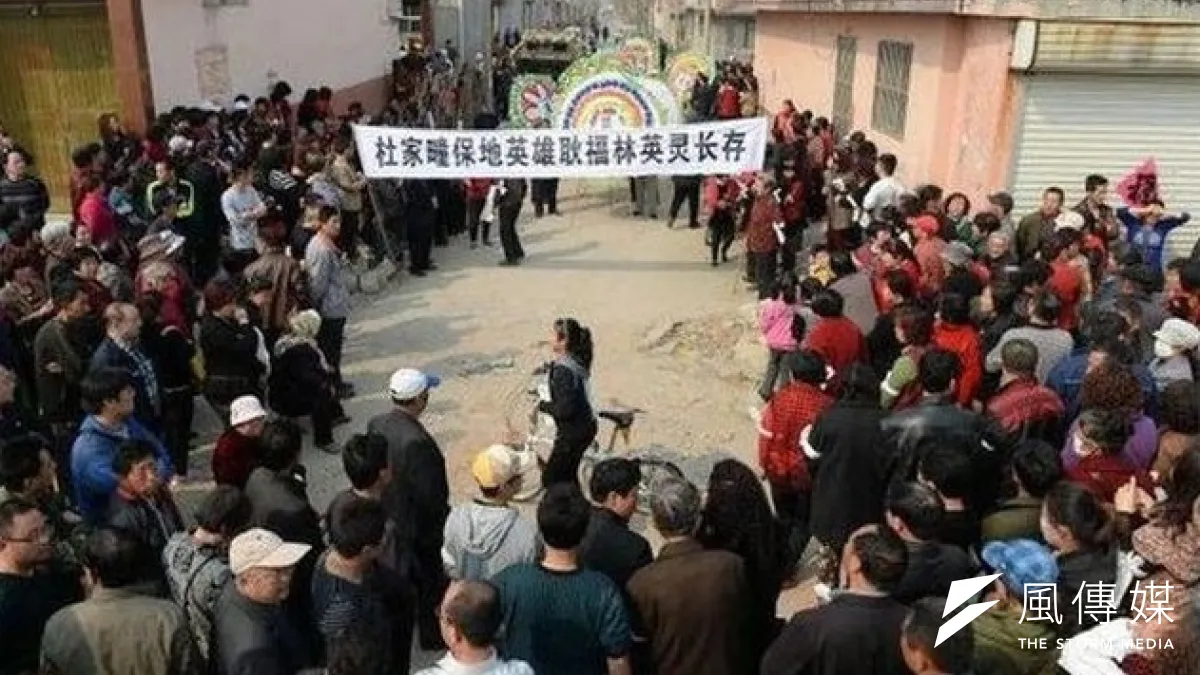 因對抗政府強行徵地而被活活燒死的耿福林,出殯時村民送他最後一程。(取自網路)
