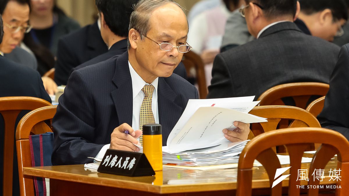 財政部長張盛和2日表示,短期刺激消費不是看金額,主要是希望能發揮高槓桿效應來點火,而在長期經濟體質轉型措施方面,也有生產力4.0等政策支應。(顏麟宇攝) 財政部長張盛和2日表示,短期刺激消費不是看金額,主要是希望能發揮高槓桿效應來點火,而在長期經濟體質轉型措施方面,也有生產力4.0等政策支應。(顏麟宇攝)