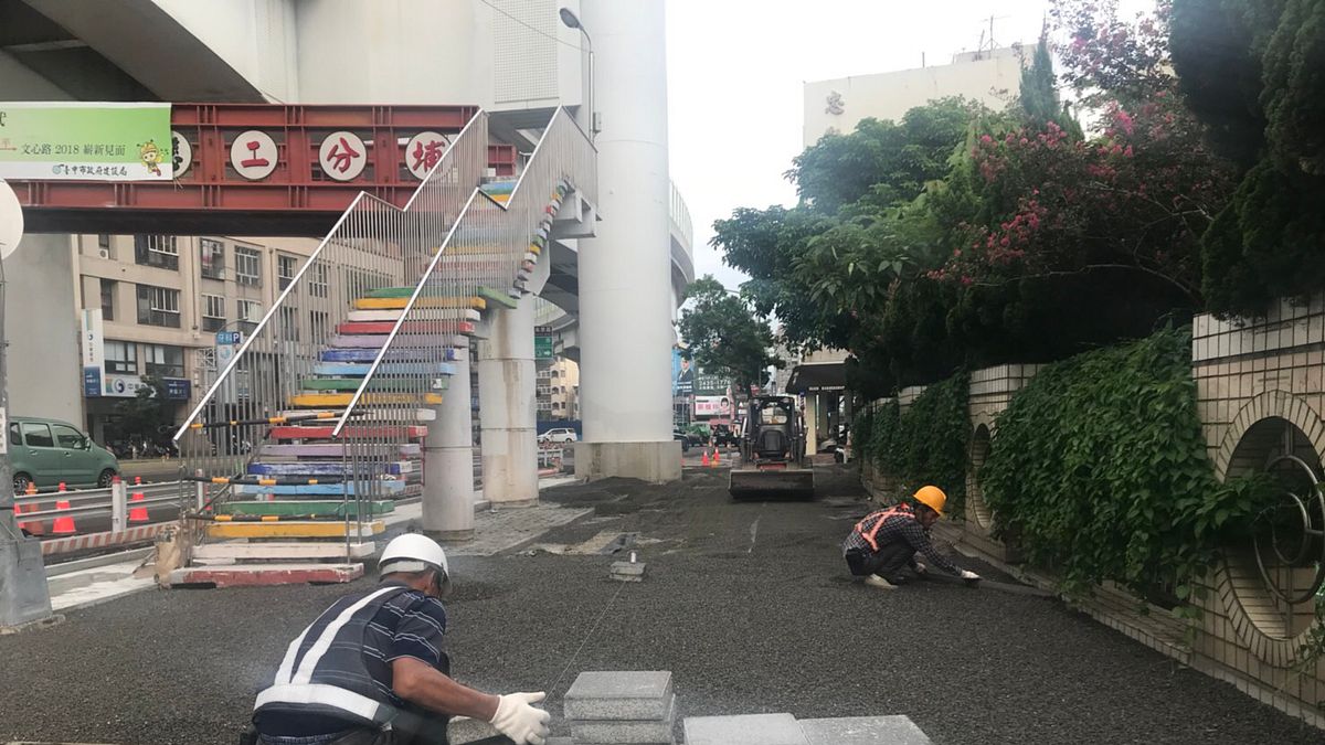 台中市文心路沿線學校附近人行道正加緊施工中。(圖/台中市政府提供) 台中市文心路沿線學校附近人行道正加緊施工中。(圖/台中市政府提供)