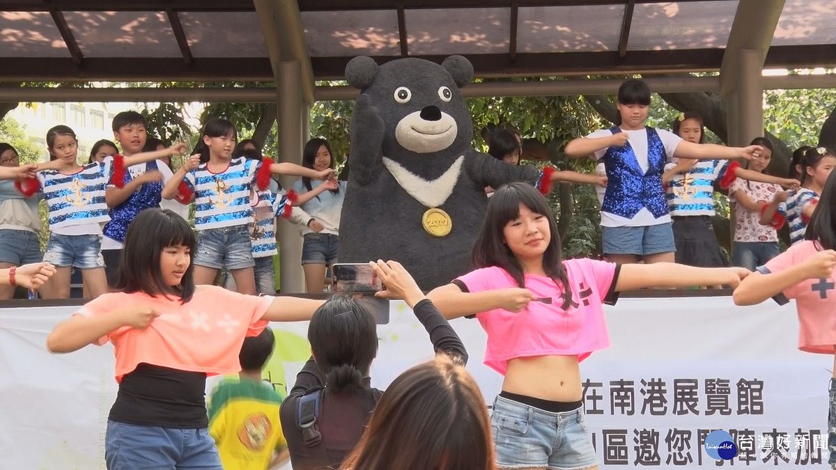 世大運8月登場 「熊讚」與里民齊跳運動操 世大運8月登場 「熊讚」與里民齊跳運動操