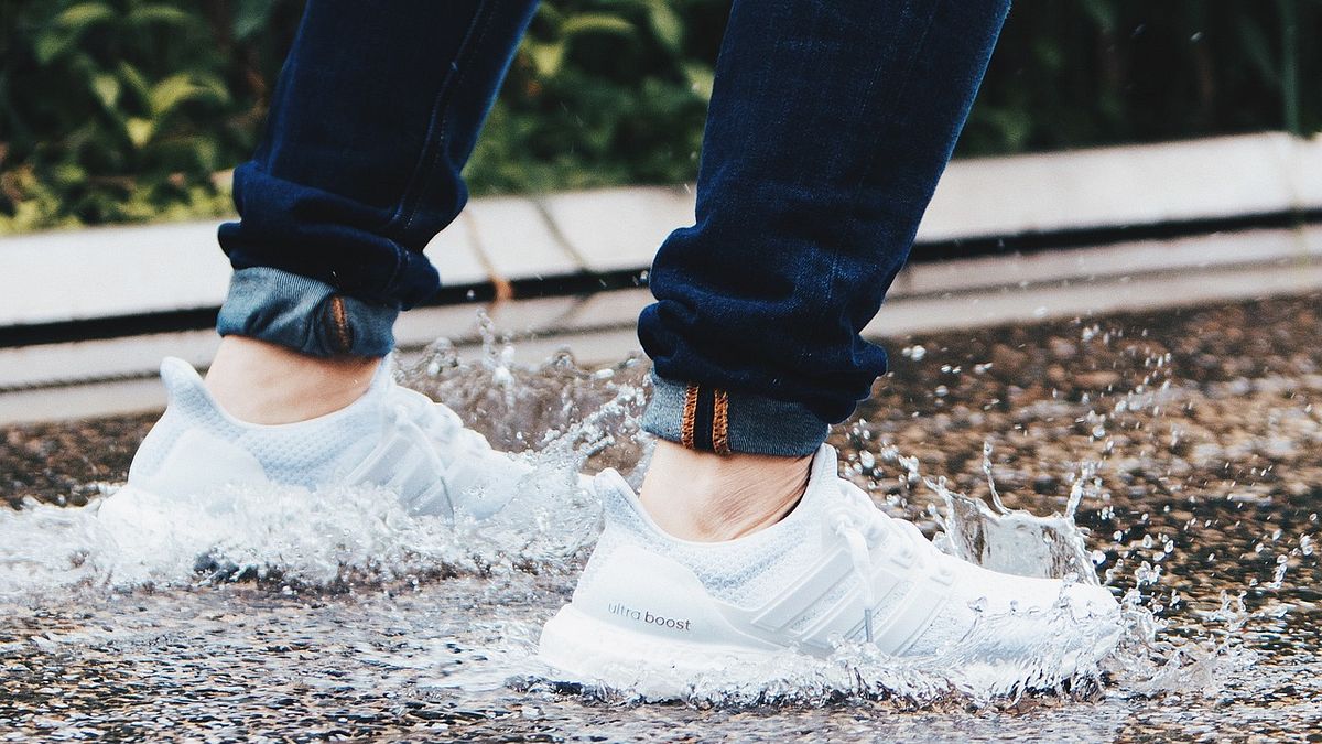 購買鞋子時,有人習慣選剛好合腳尺寸,有些人會習慣買大半號、大一號的尺寸,但其實鞋子尺寸的選擇,竟然可能是造成腳臭的關鍵。(示意圖/取自Pixabay) 購買鞋子時,有人習慣選剛好合腳尺寸,有些人會習慣買大半號、大一號的尺寸,但其實鞋子尺寸的選擇,竟然可能是造成腳臭的關鍵。(示意圖/取自Pixabay)