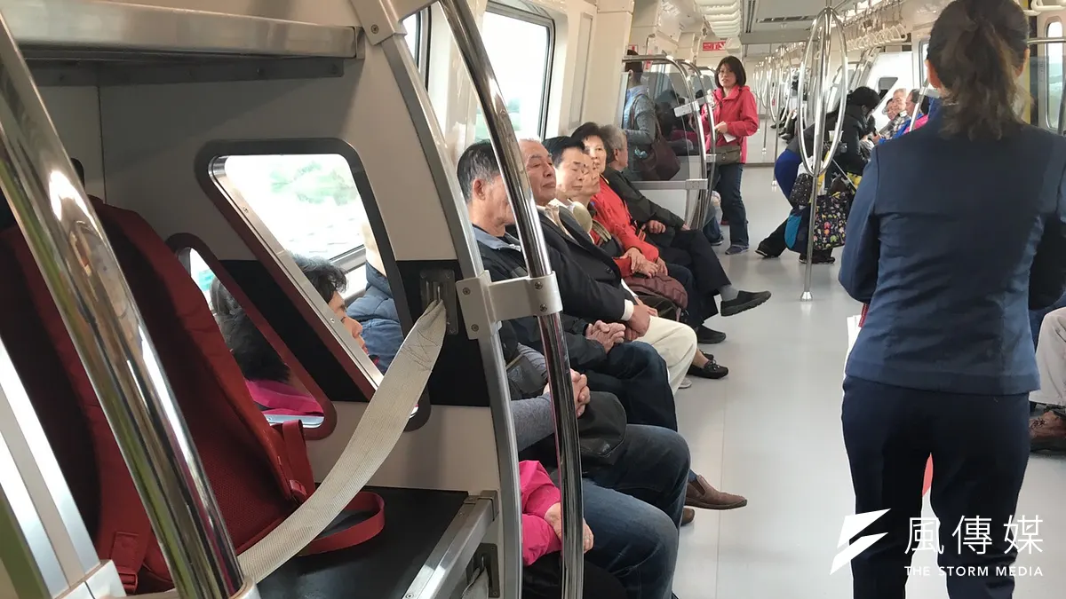 機捷的普通車廂一節46個坐位,卻僅僅有2個小型行李架,目視恐連4人份行李都放不了。(王彥喬攝) 機捷的普通車廂一節46個坐位,卻僅僅有2個小型行李架,目視恐連4人份行李都放不了。(王彥喬攝)