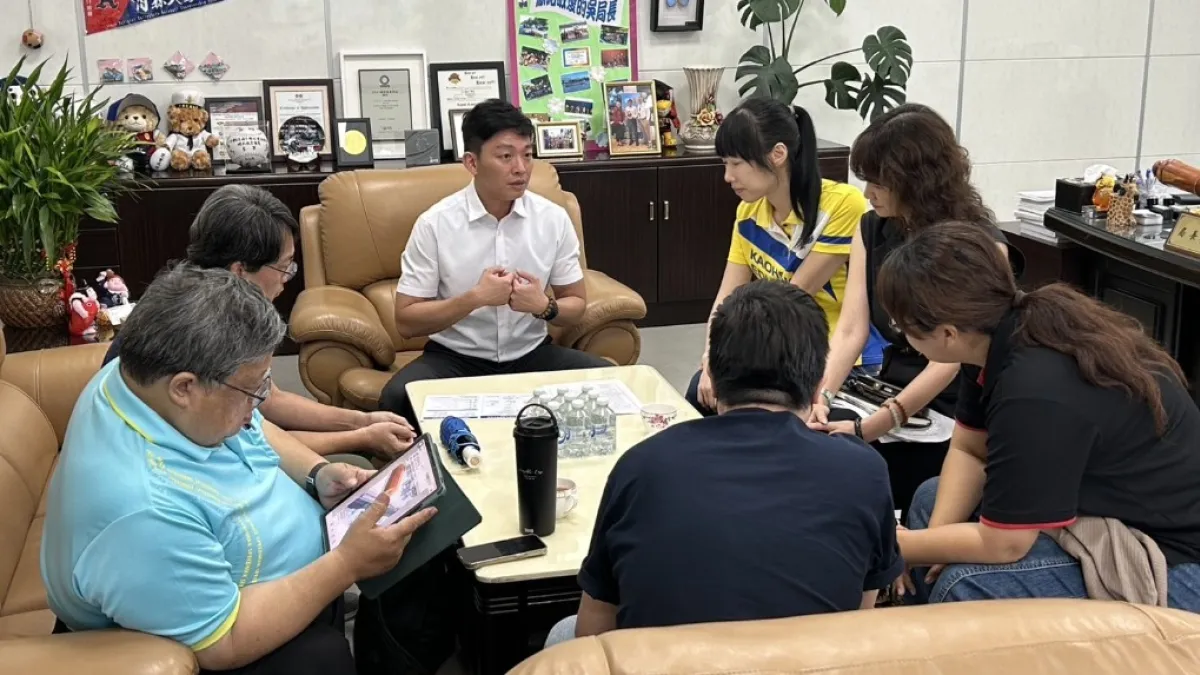 教育局長吳立森召開相關作業指引研商會議,邀集本市教師職業工會、教師產業工會兩大教師團體代表與校長協會共同參與。(圖/高市教育局提供)