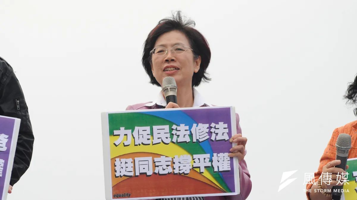 10日下午舉行「讓生命不再逝去,為婚姻平權站出來」音樂會,「相挺為平權、全民撐同志」婚姻平權活動。綠委尤美女到場。(甘岱民攝)