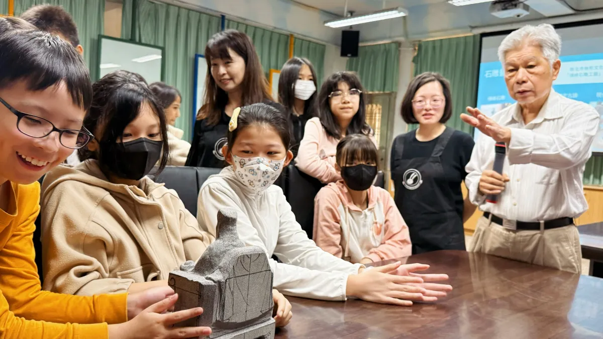 石地發藝師與孩子們分享他超過50年的石雕技藝。(圖/十三行博物館提供)