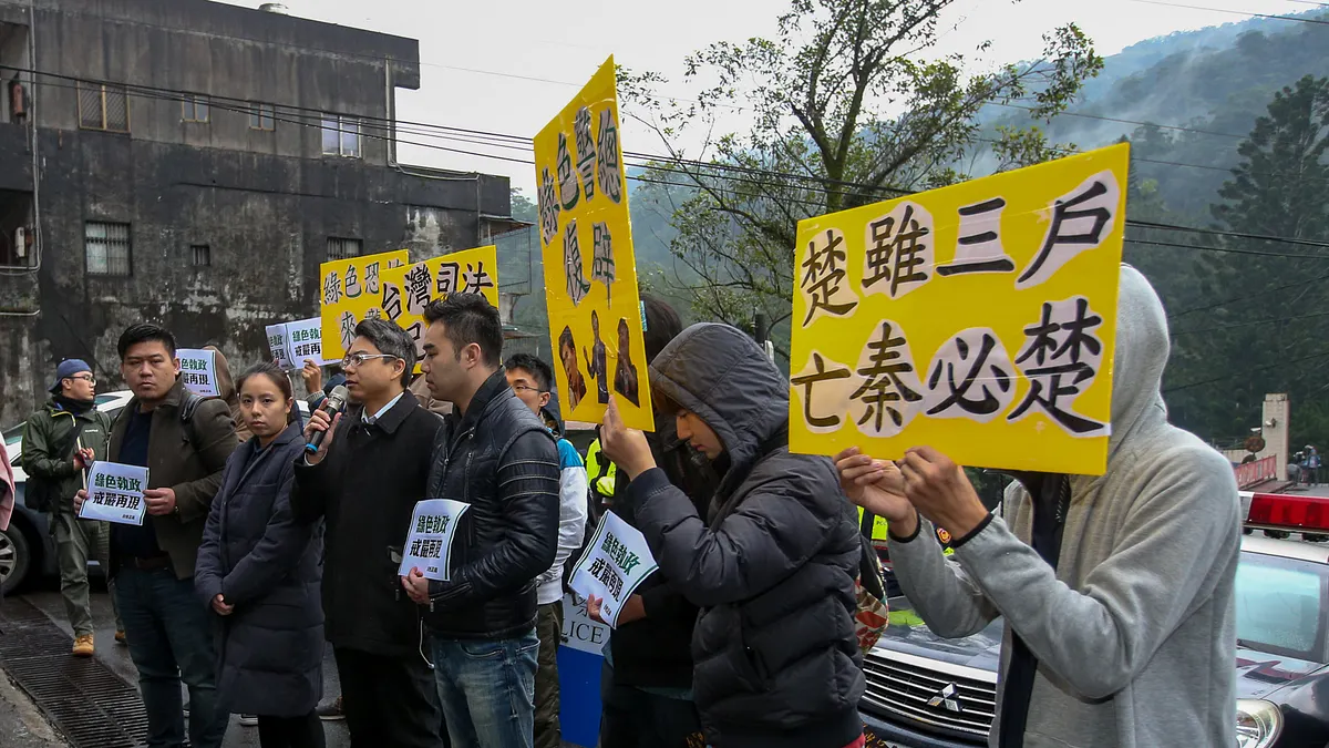 新黨王炳忠等4人疑涉《國安法》遭調查局幹員帶走案,新黨號召民眾到北宜公路上的調查局國安站外聲援。(陳明仁攝) 新黨王炳忠等4人疑涉《國安法》遭調查局幹員帶走案,新黨號召民眾到北宜公路上的調查局國安站外聲援。(陳明仁攝)