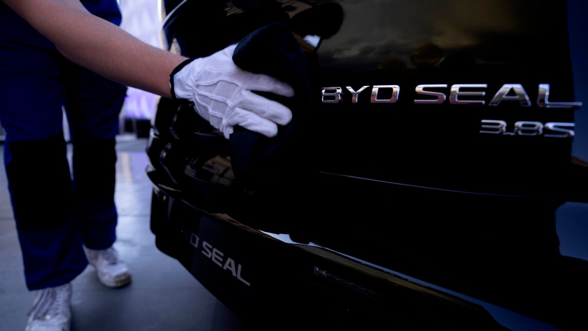 作者指出,政府若仍用政治眼光去看比亞迪,而不是用鯰魚效應去思考,那台灣在電動車整個產業上,不但造不出有競爭力品牌,可能相關產業也會被市場力量,擠壓到市佔率拱手讓人,又上演先前保護汽車產業的惡性循環中。(美聯社) 作者指出,政府若仍用政治眼光去看比亞迪,而不是用鯰魚效應去思考,那台灣在電動車整個產業上,不但造不出有競爭力品牌,可能相關產業也會被市場力量,擠壓到市佔率拱手讓人,又上演先前保護汽車產業的惡性循環中。(美聯社)